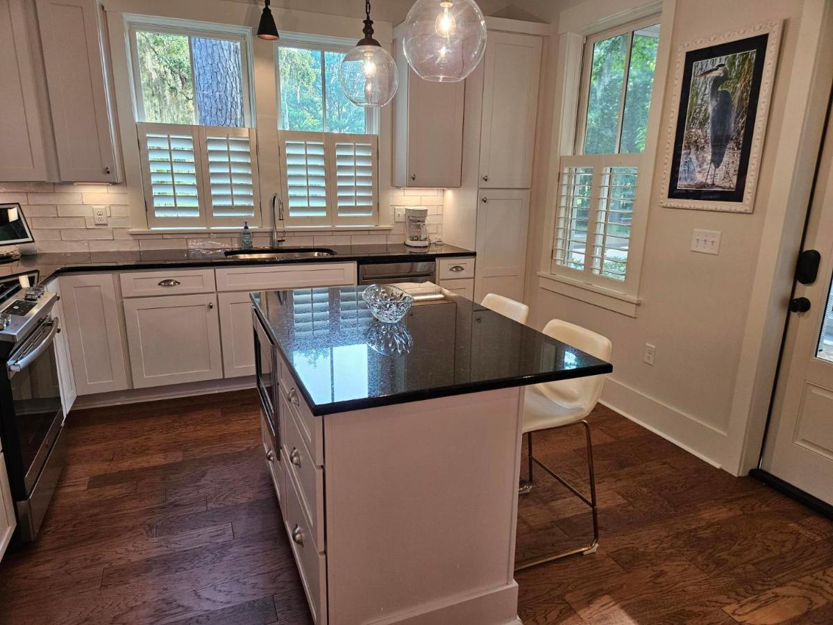 Low Country Cottage In Beautiful Habersham Beaufort Bagian luar foto